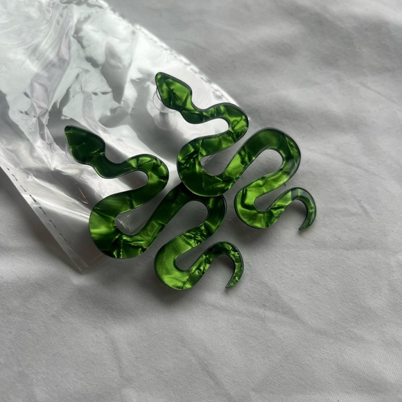 💛 Sequined Acrylic Green Snake Earrings - Taylor Swift Reputation Jewelry Eras - Picture 4 of 5